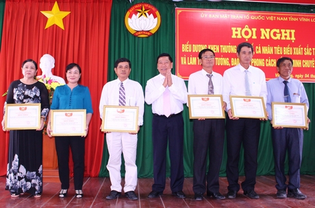 Đồng chí Trần Văn Rón- Ủy viên BCH Trung ương Đảng, Bí thư Tỉnh ủy (đứng giữa) trao bằng khen cho các tập thể