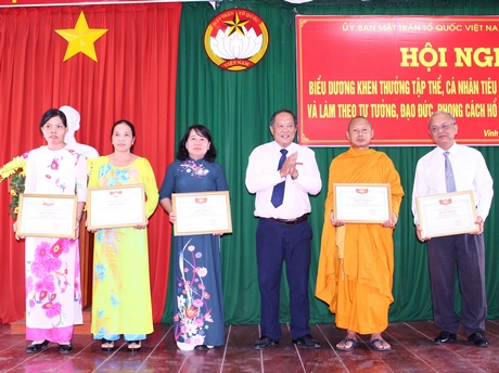 Đồng chí Nguyễn Bách Khoa- Ủy viên Thường vụ Tỉnh ủy, Trưởng Ban Tuyên giáo Tỉnh ủy (thứ 3, bên phải) trao bằng khen cho các cá nhân