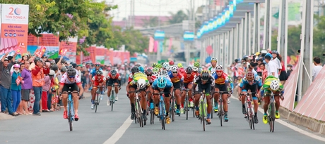 Các tay đua tranh tài chặng 29 Giải xe đạp nam toàn quốc Cúp Truyền hình TP Hồ Chí Minh lần thứ 30- 2018, đến TP Vĩnh Long.