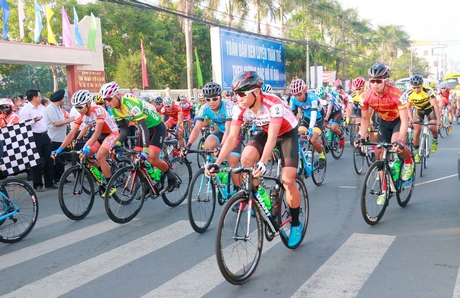 Các tay đua tranh tài chặng 30 Giải xe đạp nam toàn quốc Cúp Truyền hình TP Hồ Chí Minh lần thứ 30- 2018, xuất phát từ TP Vĩnh Long đến TP Hồ Chí Minh.