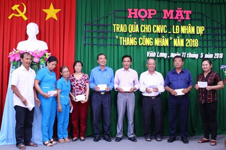 Phó Chủ tịch LĐLĐ tỉnh- Phan Văn Thành (thứ 5 từ phải sang) trao quà cho CNVC- LĐ có hoàn cảnh khó khăn, tai nạn lao động, ốm đau
