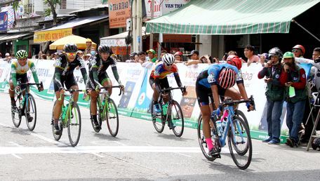 Các tay đua tốp 2 về đích, trong đó có 2 tay đua của Premium Cycling Vĩnh Long (áo đen).