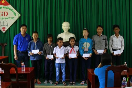 Tặng 20 suất học bổng cho 20 học sinh tại xã Krông Na.