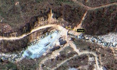 Một cổng đường hầm tại bãi thử hạt nhân Punggye-ri hồi năm 2016. - Ảnh: Digital Globe.