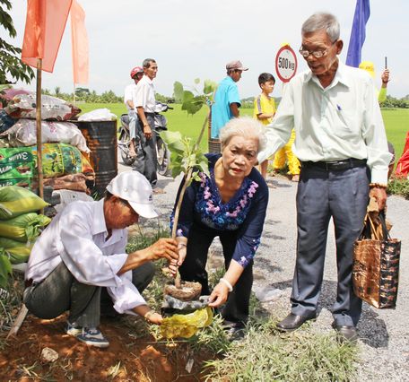 Dịp này, nhà tài trợ trao tặng 2 cây bồ đề trồng phía trước tuyến đường.