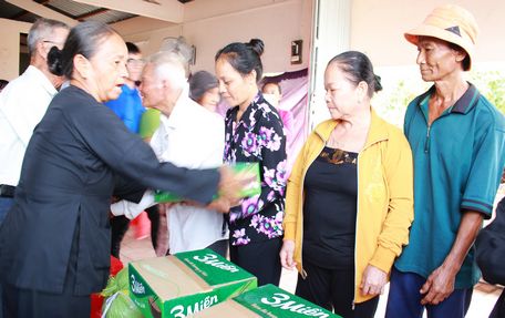  Chi hội Từ thiện An Hòa vận động trao tặng 100 phần quà cho hộ nghèo, có hoàn cảnh khó khăn trong xã.