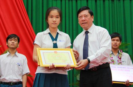 Ủy viên BCH Trung ương Đảng, Bí thư Tỉnh ủy- Trần Văn Rón khen thưởng cho học sinh đạt giải học sinh giỏi quốc gia.