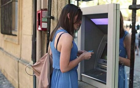 Phí rút tiền ATM của tổ chức phát hành thẻ sẽ lên 8.800 đồng?
