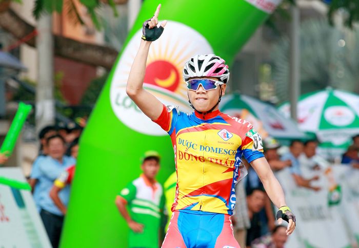  Niềm vui chiến thắng của tay đua Phan Hoàng Thái (Domesco Đồng Tháp) tại chặng 6 và giúp anh vươn lên giành áo xanh sau 6 chặng đua.
