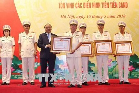 Thủ tướng Nguyễn Xuân Phúc tặng Danh hiệu “Chiến sĩ thi đua toàn quốc” cho các cá nhân có thành tích xuất sắc. Ảnh: TTXVN