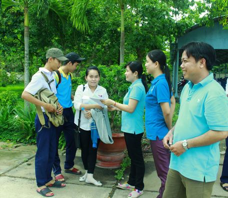 Nhiều giáo viên còn lo lắng về vấn đề quản lý học sinh khi thi khác điểm trường. Trong ảnh: Giáo viên Trường THPT Phan Văn Hòa đón học sinh trường mình sau giờ thi năm 2017.