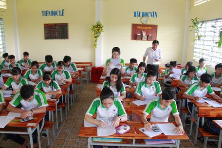 Học sinh lớp 12A5, Trường THPT Vĩnh Xuân trong giờ ôn tập.