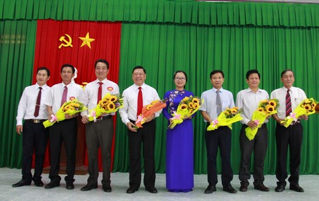 Lãnh đạo trường tặng hoa Bí thư Tỉnh ủy-Trần Văn Rón (thứ 4, bên trái) và các đại biểu