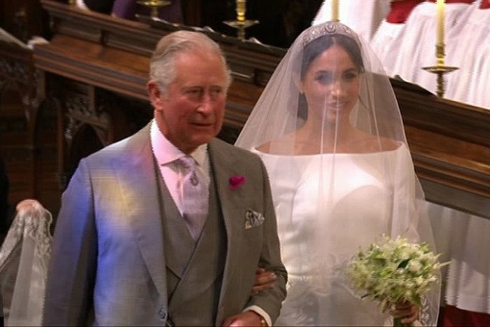 Trước đó, cha của Harry là Thái tử Charles đã dẫn cô con dâu xuống lối đi giữa 2 hàng ghế tại nhà nguyện Thánh George ở lâu đài Windsor.