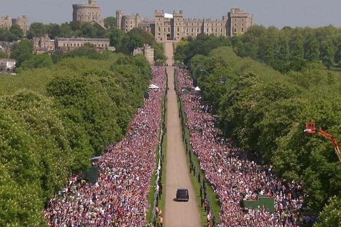 Cảnh tượng hoành tráng tại khu vực lâu đài Windsor, nơi tổ chức đám cưới Hoàng gia cho cặp đôi Harry-Meghan. Có tới 100.000 người đến đây để chứng kiến đám cưới này.