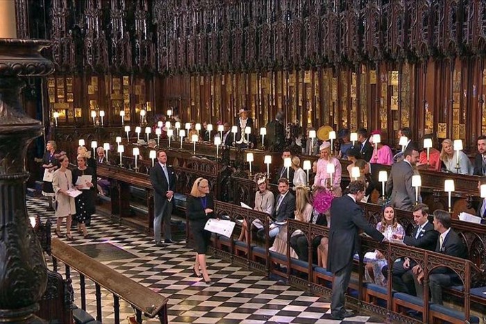 Các vị khách bắt đầu ổn định chỗ ngồi tại nhà thờ Thánh George vào thời điểm gần một tiếng đồng hồ trước khi đám cưới Harry-Meghan chính thức bắt đầu.