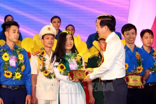 Đồng chí Võ Văn Thưởng trao tặng biểu trưng cho Thanh niên tiêu biểu làm theo lời Bác toàn quốc năm 2018. Ảnh: Thanh Vũ/TTXVN
