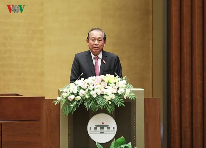 Trong buổi sáng, Phó Thủ tướng Thường trực Chính phủ Trương Hòa Bình trình bày Báo cáo đánh giá bổ sung kết quả thực hiện kế hoạch phát triển kinh tế-xã hội và ngân sách nhà nước năm 2017; tình hình thực hiện kế hoạch phát triển kinh tế-xã hội và ngân sách nhà nước những tháng đầu năm 2018.