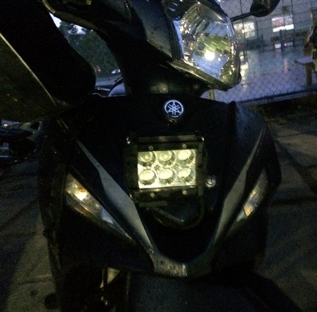 Đèn trợ sáng chỉ tiện ích khi được sử dụng đúng chức năng. Trong ảnh: Đèn LED trợ sáng được lắp đặt trên một xe máy.
