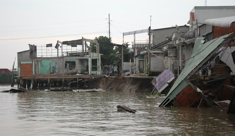 Trước tình hình này, UBND tỉnh Vĩnh Long đã công bố thiên tai (cấp độ 1) do sạt lở bờ kênh Hai Quý. 