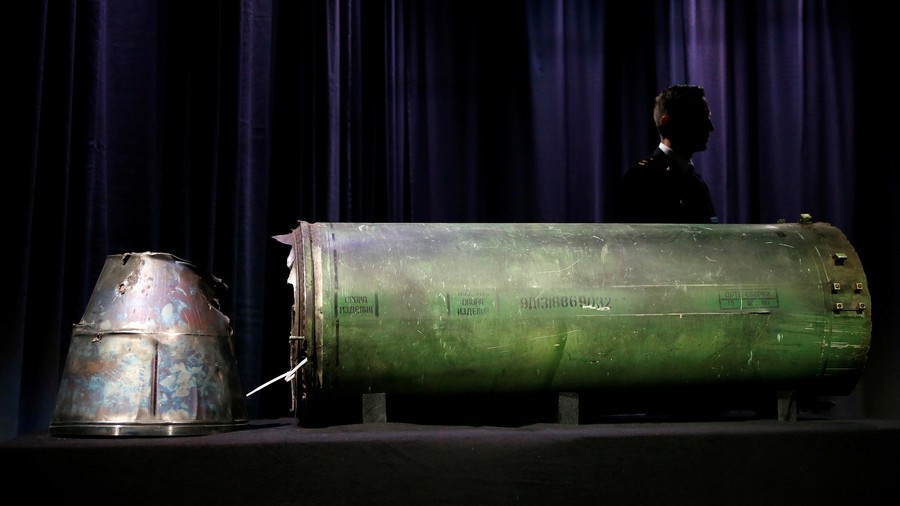 Một mảnh vỡ tên lửa được trưng bày trong cuộc họp báo tại Hà Lan ngày 24/5 (Ảnh: Reuters)