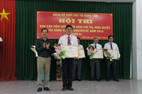 Ông Nguyễn Văn Vĩnh- Trưởng Ban Tuyên giáo Đảng ủy Khối Các cơ quan tỉnh trao giải nhất cho thí sinh Trương Minh Chánh.