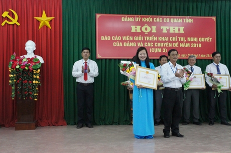 Ông Nguyễn Văn Bé Tư- Phó Ban Tuyên giáo Tỉnh ủy trao giải nhì cho thí sinh Nguyễn Thị Xuân Tươi.