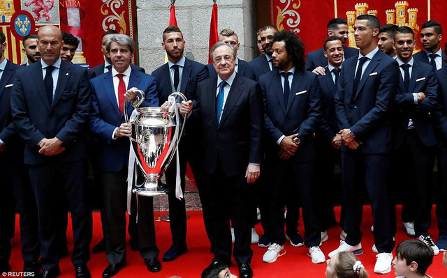 Thị trưởng thành phố Madrid chúc mừng chiến tích của Real Madrid