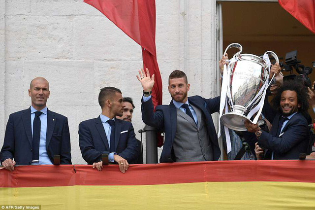 Sau đó, toàn đội Real Madrid xuất hiện trên ban công của tòa nhà, tại quảng trường Puerta del Sol để chia vui cùng người hâm mộ