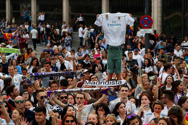 Chiếc xe bus chở cầu thủ Real Madrid lăn bánh trong sự phấn khích của CĐV