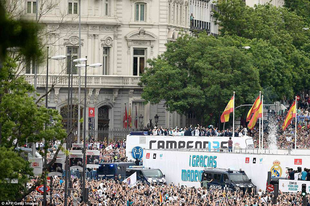 Chiếc xe bus chở cầu thủ Real Madrid lăn bánh trong sự phấn khích của CĐV