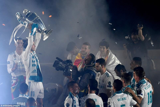 Người hùng Gareth Bale giương cao chiếc cúp ở Bernabeu