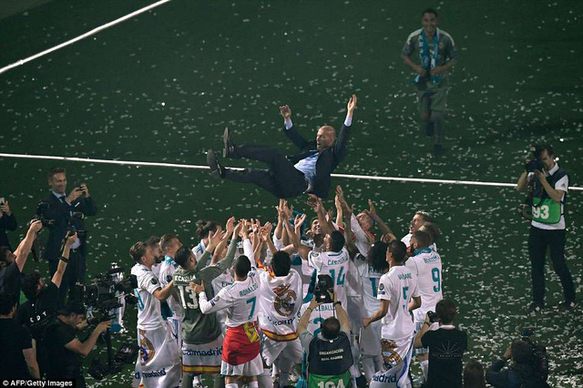 Toàn đội Real Madrid tung HLV Zidane lên trời