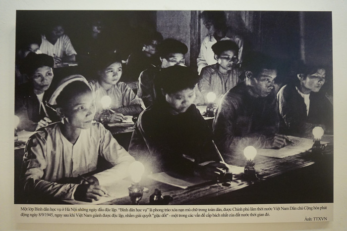 Lớp bình dân học vụ ở Hà Nội những ngày đầu độc lập