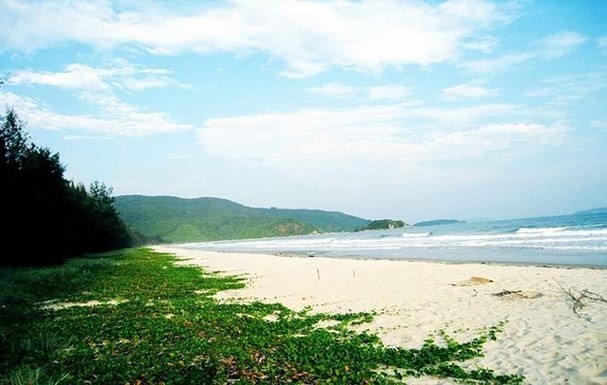 Quan Lạn, Quảng Ninh: Nằm trong vườn quốc gia Bái Tử Long, Quan Lạn là “viên ngọc quý” của thiên nhiên với những bãi biển xanh trong mát rượi cùng những cồn cát trải dài bình yên và hoang sơ.