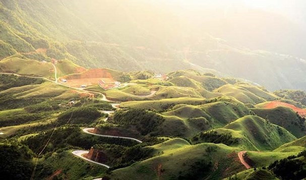 Mộc Châu, Sơn La: Mộc Châu mùa hạ là những đồi chè xanh ngút ngàn và những chiều lang thang trên đồi thông Bản Áng – nơi mỗi buổi hoàng hôn là một áng thơ trữ tình tuyệt đẹp.