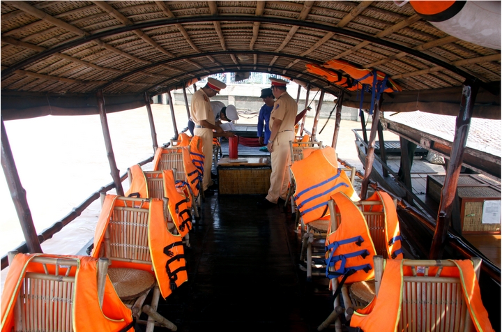 Cảnh sát đường thủy thường xuyên kiểm tra phương tiện cứu hộ trên tàu khách du lịch, đảm bảo khách du lịch an toàn du ngoạn sông nước miệt vườn.