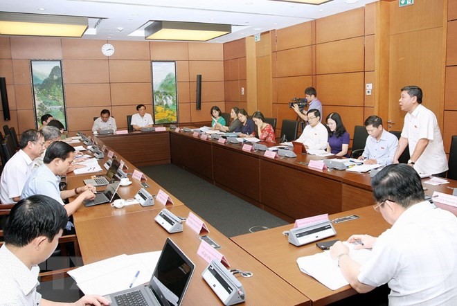 Đại biểu Quốc hội các tỉnh Tiền Giang, Nam Định, Quảng Ngãi thảo luận ở tổ. (Ảnh: Nguyễn Dân/TTXVN)