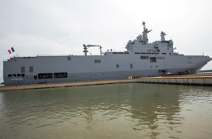 Nằm trong chiến dịch đào tạo tác chiến Jeanne dArc, ngày 1/6, tàu đổ bộ, chỉ huy Dixmude (Pháp) đến Việt Nam và neo đậu tại cảng Phú Mỹ, Bà Rịa - Vũng Tàu. Tàu đổ bộ này thuộc lớp Mistral, dài 180 m, trọng tải 22.000 tấn, có thể chở 16 trực thăng, hàng chục xe bọc thép và khí tài quân sự. Tàu được hạ thủy cuối năm 2010 và chính thức được biên chế hoạt động vào năm 2012. Đây là tàu lớn thứ hai trong biên chế Hải quân Pháp, sau tàu sân bay Charles de Gaulle.