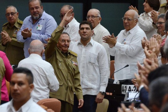 Cựu Chủ tịch Raul Castro vẫy tay khi xuất hiện tại phiên họp bất thường của Quốc hội vào hôm 2-6. Ảnh: Reuters