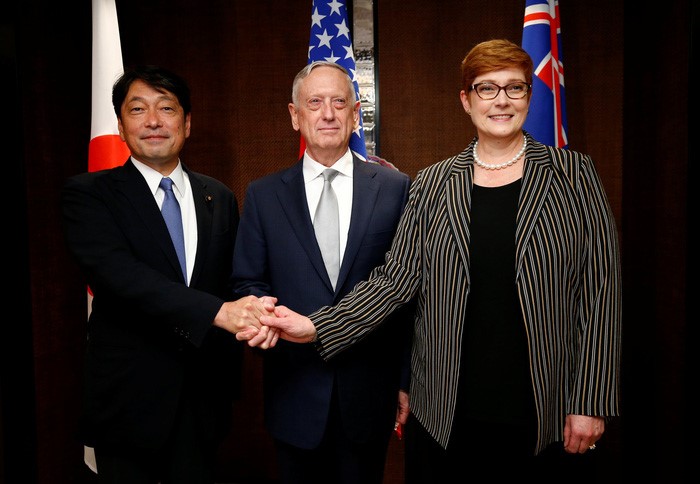 Bộ trưởng Quốc phòng ba nước Nhật Bản, Mỹ và Úc trong cuộc gặp bên lề Đối thoại Shangri-La 2018 hôm 2/6 - Ảnh: REUTERS