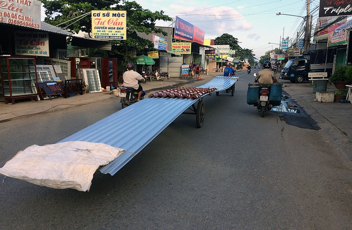 Chiếc xe tự chế để chở tôn đi trên tuyến đường liên xã Phú Quới- Thạnh Quới vào lúc 6 giờ 30 sáng.