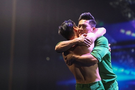Hai anh em ôm nhau gần như bật khóc vì xúc động trên sân khấu sau khi thực hiện được 