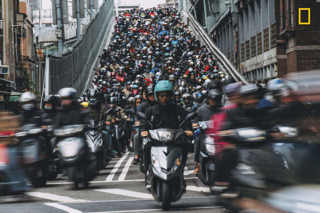 Cảnh tượng những chiếc mô tô di chuyển qua cầu ở Đài Bắc, Đài Loan, trông giống như thác nước. Ảnh: M. Chak