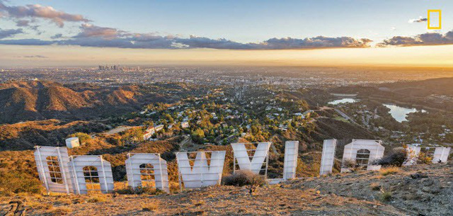 Bức ảnh toàn cảnh thành phố Los Angeles, Mỹ, được chụp vào lúc hoàng hôn từ sau tấm biển Hollywood trên núi. Ảnh: Luc Mena