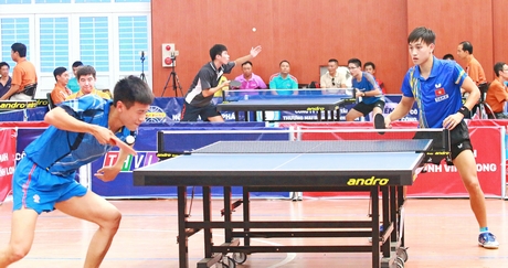 Nguyễn Anh Tú (Việt Nam, góc xa) trong trận chung kết với Chen Xinh Chen (Thượng Hải- Trung Quốc) tại mùa giải lần 2/2017.