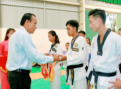 Ông Nguyễn Thanh An- Phó Giám đốc Sở Văn hóa, Thể thao và Du lịch tỉnh trao cờ lưu niệm cho các đơn vị.