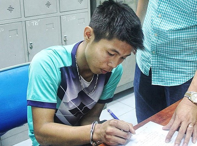Nguyễn Hữu Tình thời điểm bị bắt đang ghi lời khai tại cơ quan Công an.
