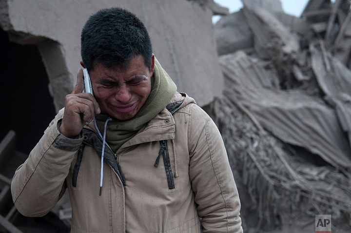 Anh Boris Rodriguez bật khóc khi chứng kiến khu vực mình sinh sống đã biến thành tàn tích. Anh vẫn đang tìm kiếm vợ mình - Ảnh: AP