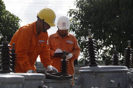 Công nhân ngành điện luôn thực hiện ATVSLĐ trong quá trình thực hiện nhiệm vụ, công việc được giao.